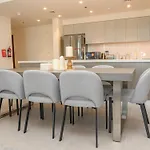 Ibia Homes - Stylish Downtown Dubai Escape 3Br With City Views